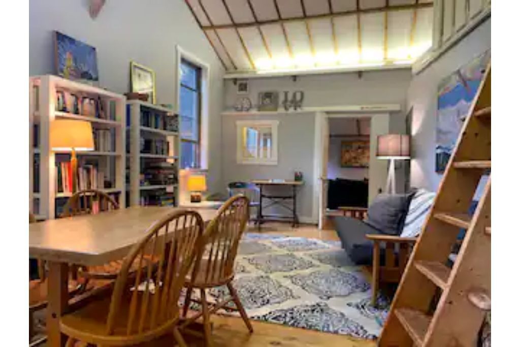 Adorable guesthouse that sleeps 5. Dogs welcome, great wifi. SuperHost