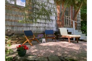 Property grounds - Adorable guesthouse that sleeps 5. Dogs welcome, great wifi. SuperHost (Warren)