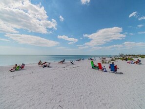 På stranden