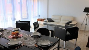 Smart TV, stereo - Your central and comfortable 100 sqm flat in Valencia City. 10 Gigabit internet (Valencia)