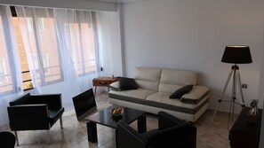 Smart TV, stereo - Your central and comfortable 100 sqm flat in Valencia City. 10 Gigabit internet (Valencia)