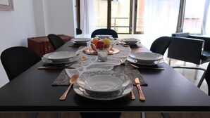 A dining table set with plates, cutlery, and a glass of water. - Your central and comfortable 100 sqm flat in Valencia City. 10 Gigabit internet (Valencia)