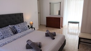 2 bedrooms, desk, iron/ironing board, free WiFi - Your central and comfortable 100 sqm flat in Valencia City. 10 Gigabit internet (Valencia)