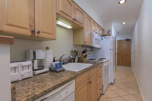 Condo, 1 habitación | Cocina privada | Refrigerador, horno, parrilla de estufa y lavavajillas