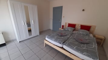 1 chambre, bureau, fer et planche Ă  repasser, lit parapluie