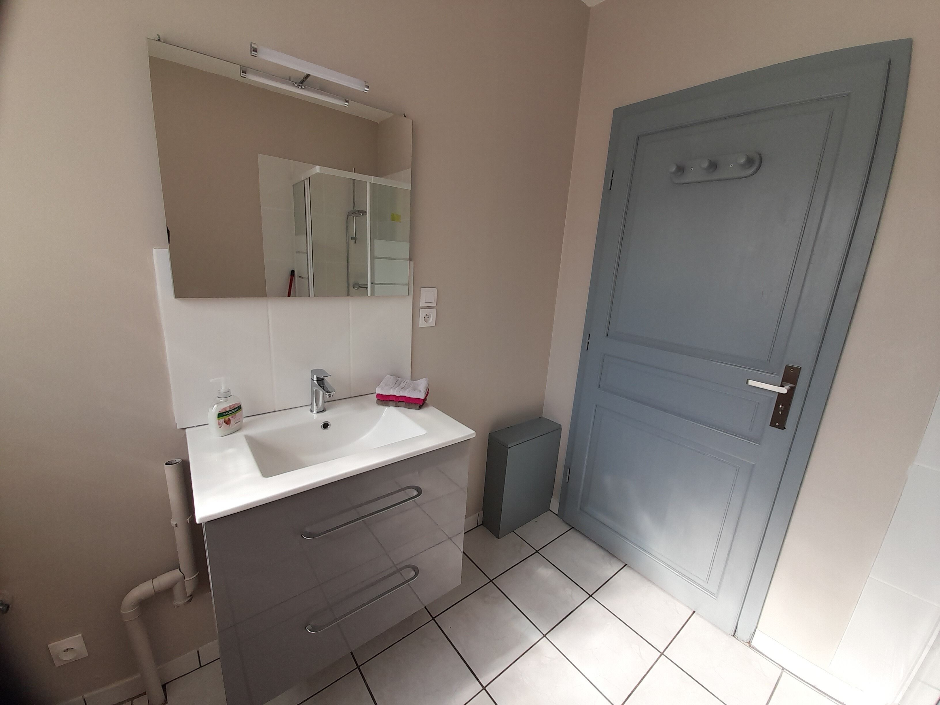 Ducha, secador de pelo, toallas y jabón