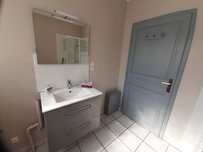 Ducha, secador de pelo, toallas y jabón