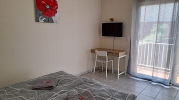 1 chambre, bureau, fer et planche Ă  repasser, lit parapluie