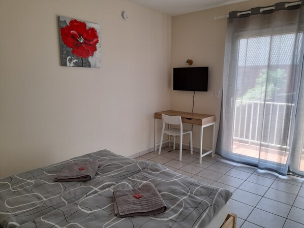 1 dormitorio, escritorio, tabla de planchar con plancha y cuna de viaje