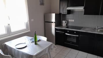 Frigorifero, microonde, forno, piano cottura