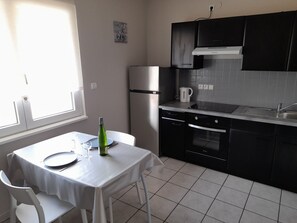 Frigorífico, microondas, horno y placa de cocina