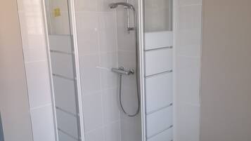 Douche, sĂšche-cheveux, serviettes fournies, savon