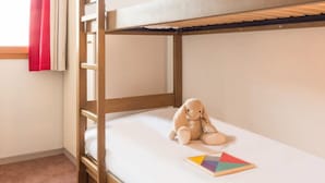 A bunk bed with a stuffed toy and a puzzle on the lower bunk. - Résidence Lalbane - Piscine - Vars Les Claux (Vars)