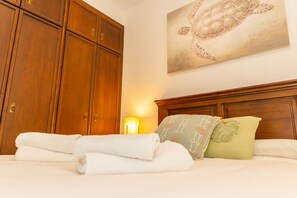 2 slaapkamers, een strijkplank/strijkijzer, reisbedje, wifi