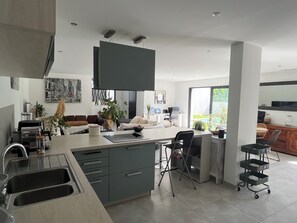 Interior - VILLA 130 m², swimming pool, garage in Provence  (Camaret-sur-Aigues)