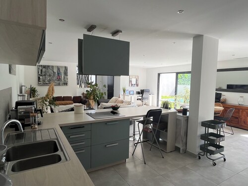 VILLA 130 m², swimming pool, garage in Provence 