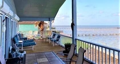 Sophisticated, Beautiful Home! 3 BDRM/2 BATH. Private Fishing Pier.