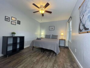 2 bedrooms, iron/ironing board, travel crib, WiFi - Families/Couples | Perfect for a Home Base II (Austin)