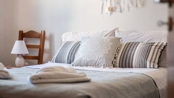 3 slaapkamers, een strijkplank/strijkijzer, gratis wifi, beddengoed