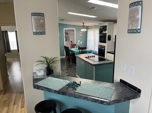 Fridge, microwave, oven, stovetop - Waterfront: Jacuzzi, SUP, Kayaks, Big H2O Mat, Fun Room, Ping Pong, Dock & Canoe (Spring Hill)