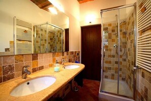Shower, hair dryer, bidet, towels - Podere Lucignano Secondo - La Mangiatoia (Gaiole in Chianti)