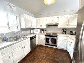 Fridge, microwave, oven, stovetop - CAROL'S GETAWAY near Sandy Beach (Heber Springs)