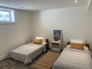 3 bedrooms, desk, travel crib, free WiFi - MCCRACKEN’S MID CENTURY MODERN LUXURY COTTAGE (Harcourt)