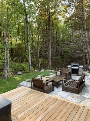 Outdoor dining - MCCRACKEN’S MID CENTURY MODERN LUXURY COTTAGE (Harcourt)