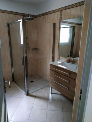 Douche, sèche-cheveux, serviettes fournies, savon