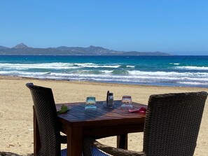 Perto da praia, espreguiçadeiras 