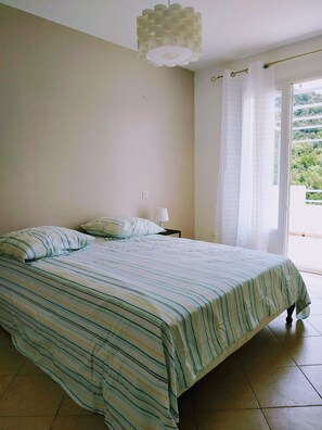 3 habitaciones, tabla de planchar con plancha, wifi y ropa de cama 