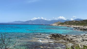 Plage à proximité, chaises longues