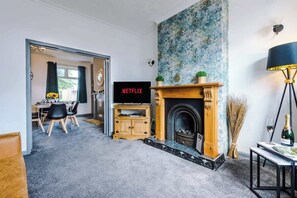 TV, offices - Perfect for business & large groups, sleeps 8! (Crewe)
