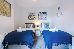 4 bedrooms, iron/ironing board, WiFi, bed sheets - Perfect for business & large groups, sleeps 8! (Crewe)