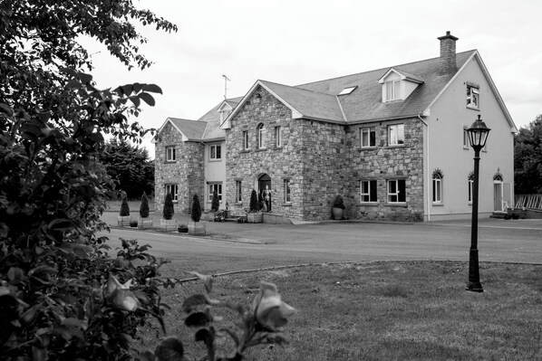 Exterior - Luxury 15-Bed Manor | Sleeps 30+ | All Ensuite Rooms (Donegal Town)