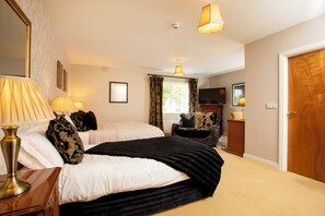 15 bedrooms, iron/ironing board, internet, bed sheets - Luxury 15-Bed Manor | Sleeps 30+ | All Ensuite Rooms (Donegal Town)