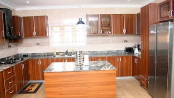 Microwave, cookware/dishes/utensils