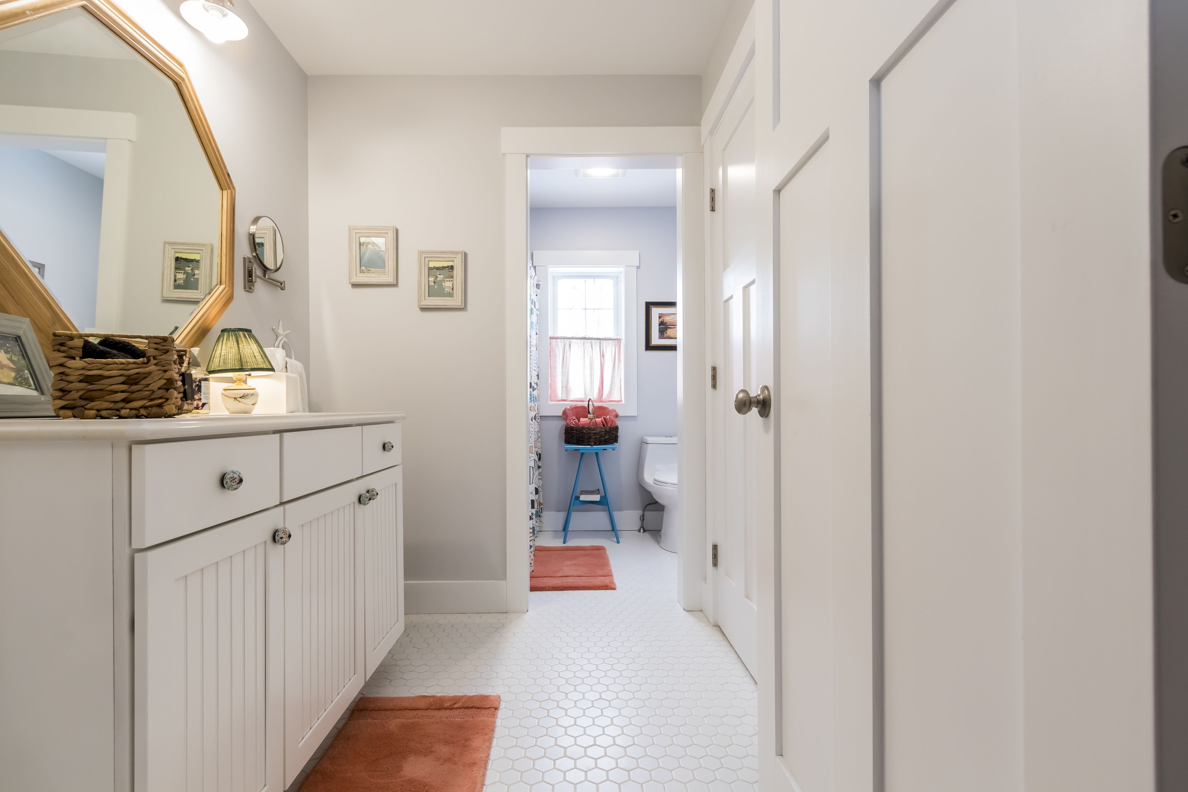 シャワー付き浴槽、ヘアドライヤー、タオル、石鹸