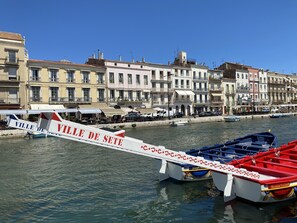 A boat named "Ville de Sète" docked at a harbor with buildings in the background. - L'appart Hyper Centre à 2 pas des Halles (Sète)