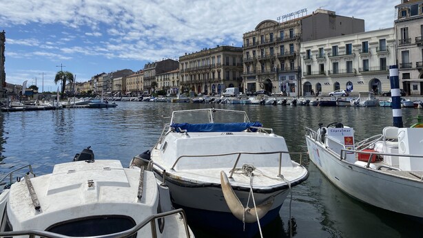 A marina with boats docked, a hotel named "Le Grand Hotel" in the background, and a clear sky. - L'appart Hyper Centre à 2 pas des Halles (Sète)