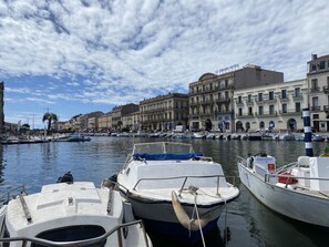 A marina with boats docked, a hotel named "Le Grand Hotel" in the background, and a clear sky. - L'appart Hyper Centre à 2 pas des Halles (Sète)
