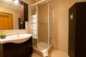 Doccia, asciugacapelli, bidet, asciugamani