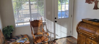 Dreamcatcher 2-story Colonial Home. Pet Friendly!
1 mile from downtown hot tubs