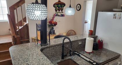 Dreamcatcher 2-story Colonial Home. Pet Friendly!
1 mile from downtown hot tubs