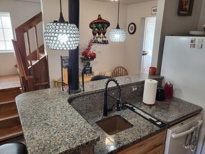 Dreamcatcher 2-story Colonial Home. Pet Friendly!
1 mile from downtown hot tubs