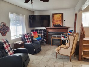 Smart TV, books, stereo - Dreamcatcher  2-story Colonial Home. Pet Friendly!
1 mile from downtown hot tubs (Truth or Consequences)