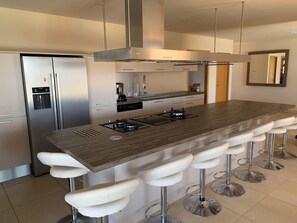 Fridge, microwave, oven, stovetop - Villa Contemporaine D'exception à 5 min de Propriano (viggianello)