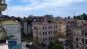 Un hotel de varios pisos con arquitectura tradicional, que cuenta con balcones y un patio central.