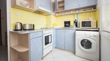 City Apartment | Private kitchen | Microwave, oven, stovetop, electric kettle