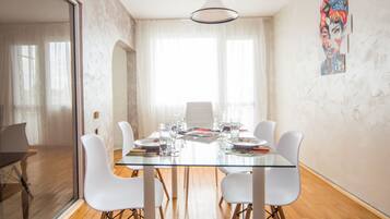 City Apartment | In-room dining